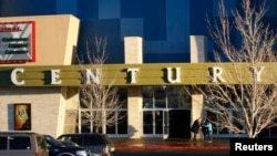 El tiroteo se produjo al interior de la sala de cine Century 16 que proyectaba el estreno de la película de Batman. El cine fue clausurado pero reabrió sus puertas renovado en enero, seis meses despúes de la masacre.