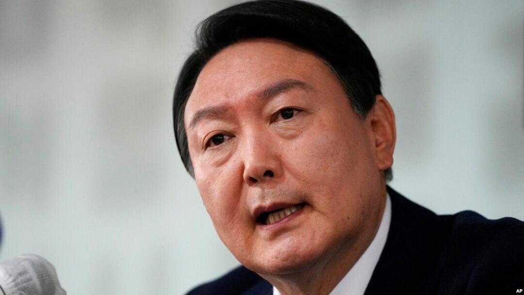 南韓反對黨國民力量黨總統候選人尹錫悅在首爾與外國媒體交談。（2021年11月12日）