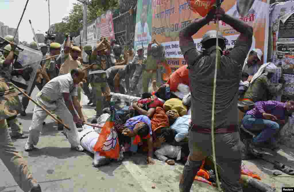 Polisi India menggunakan tongkat untuk membubarkan protes para pemuda di kota Lucknow, Uttar Pradesh.