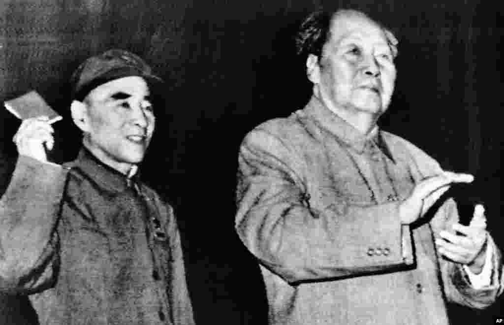 1969年10月,毛泽东和林彪在北京人民大会堂。林彪挥舞着毛主席语录。林彪倒台后,周恩来在他所做的大会报告中说林彪一伙“万岁不离口,语录不离手, 当面说好话,背后下毒手”。1969年10月18日,鉴于苏军大兵压境,林彪下令全军进入紧急战备状态,没有事先请示毛泽东 ,只是在事后报告了。这犯了毛的大忌,毛愤然指示,把这个报告“烧掉”。他气得自己动手烧了。后来,据说林彪集团在向下传达时,把毛泽东的话篡改成“很好,烧掉”。