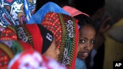 ፎቶ ፋይል በኢትዮጵያና በኤርትራ ድንበር አቅራቢያ በሚገኘው እንዳባጉና የስደተኞች ጣቢያ ለመግባት በጥር 2016 ዓም ምዝገባ በመጠባበቅ ላይ እያሉ
