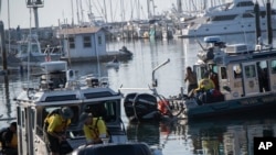 Buzos de la oficina del alguacil del condado de San Luis Obispo, en California, se preparan para un segundo día de búsqueda el martes 3 de septiembre de 2019, en Santa Bárbara, donde un incendio en una embarcación turística de buceo se incendió la víspera.