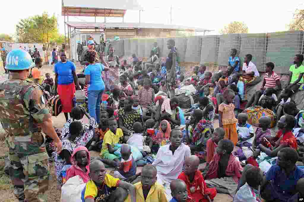 Tentara penjaga perdamaian PBB di Sudan Selatan (UNMISS) menjaga para pengungsi yang menghindari pertempuran di ibukota Juba.