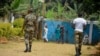 Des soldats patrouillent à Bafut, après que le toit du dortoir d'une école a été incendié pendant la nuit du 15 novembre 2017, dans la région anglophone du nord-ouest du Cameroun.