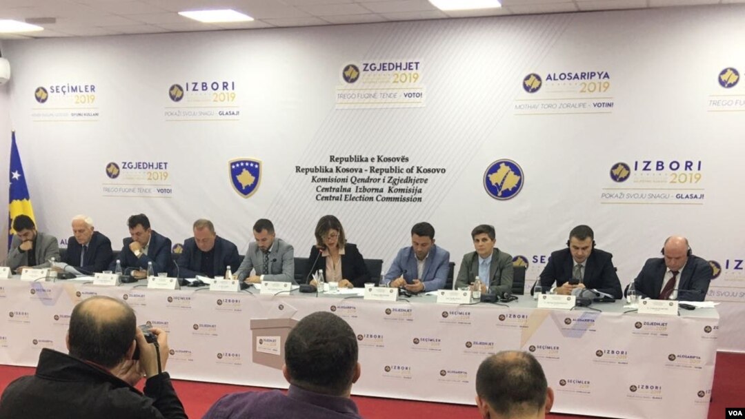 Centralna izborna komisija Kosova objavljuje zvanične rezultate parlamentarnih izbora održanih 6. oktobra (Foto: VOA)