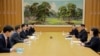 朝鲜领导人金正恩（右二）在平壤与由韩国特使、国家安全办公室负责人郑义荣率领的韩国代表团举行会谈。（2018年3月5日）
